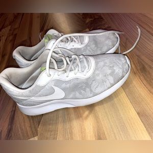 Women’s Nike Tanjun sneakers size 7.5